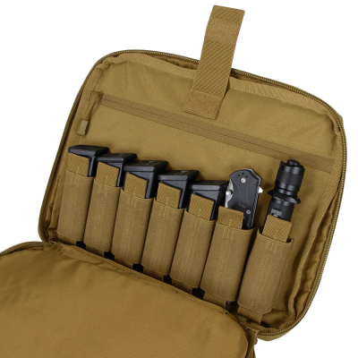 Bolsa tática castanha com carregadores, faca e lanterna