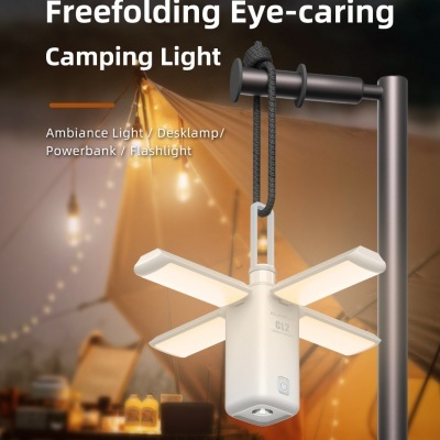 Luz de campismo dobrável branca pendurada numa estrutura preta com texto promocional num fundo de acampamento