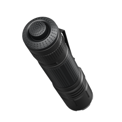 Lanterna preta compacta com botão circular texturizado e clip lateral