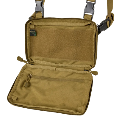 Bolsa táctica cáqui claro com compartimentos abertos e tiras ajustáveis