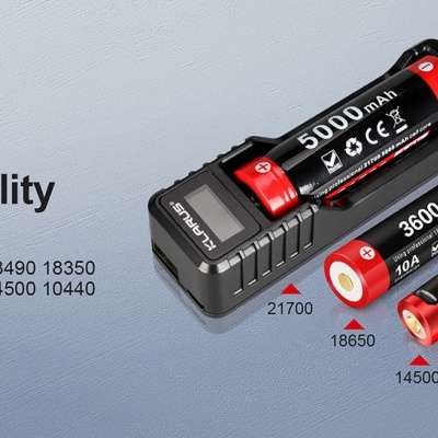 Baterias recarregáveis de vários tamanhos e carregador USB K1X com texto sobre compatibilidade e capacidades.