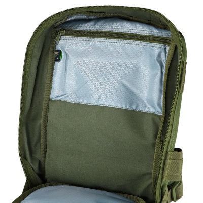 Interior de mochila verde com bolso cinza claro e fecho