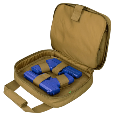 Bolsa tática bege aberta com duas pistolas de treino azuis dentro.