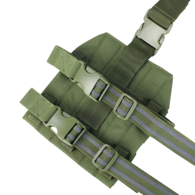 Peça tática verde com fivelas e cintas ajustáveis