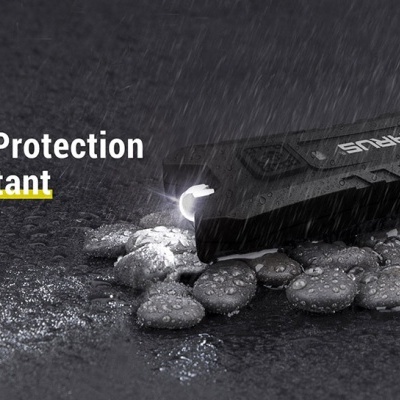 Lanterna portátil preta metálica com texto e resistência à água