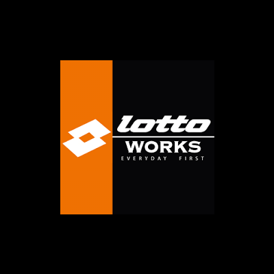 Logótipo da marca lotto com texto WORKS e EVERYDAY FIRST em fundo preto e faixa laranja