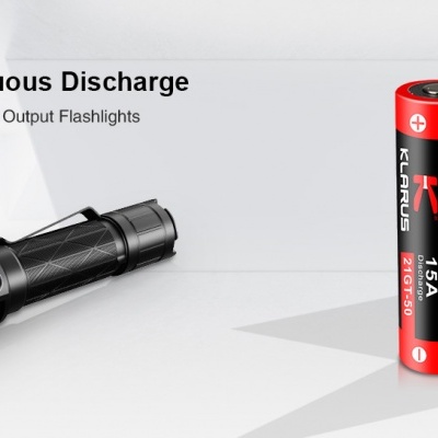 lanterna preta de metal e bateria vermelha e preta Li-ion 21700 15A 5000mAh