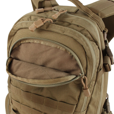 Mochila tática castanha com múltiplos compartimentos e zíperes