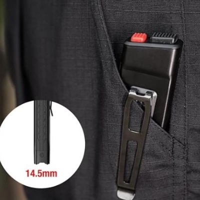 Objeto preto com clipe metálico preso a tecido escuro, medida 14.5mm em destaque