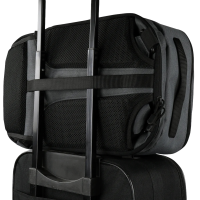 Malas pretas empilhadas com alça de fixação e pega telescópica