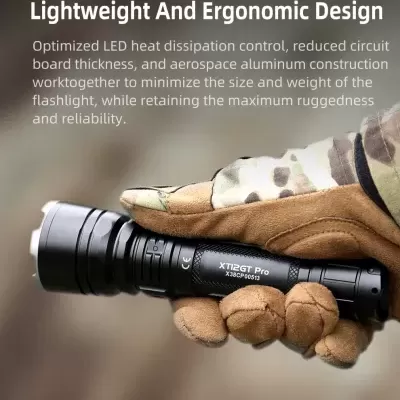 Lanterna preta X112GT Pro em mão enluvada camuflada com texto explicativo.