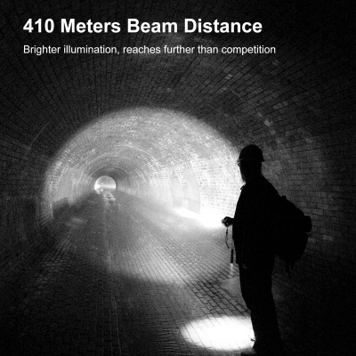 Pessoa com capacete num túnel iluminado por feixe de luz de 410 metros