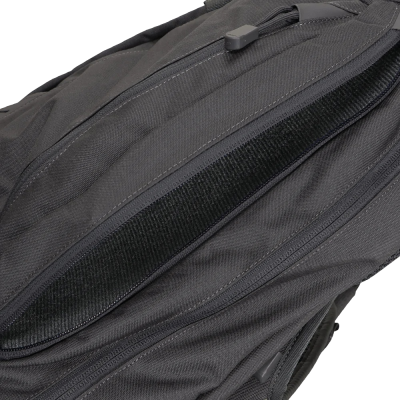 Mochila preta com zíper e detalhes em velcro