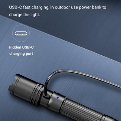 Lanterna preta com porta USB-C oculta para carregamento rápido num fundo azul com texto