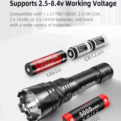 Lanterna preta KLARUS com quatro baterias de vários modelos e voltagem suportada