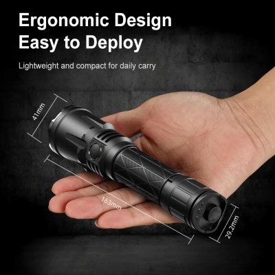 Lanterna preta compacta ergonómica nas mãos de uma pessoa com dimensões indicadas