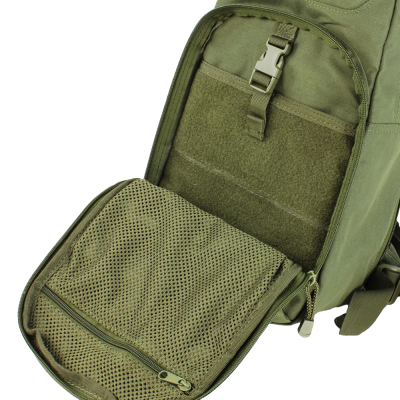 Mochila verde aberta com bolso de malha e fivela cinza