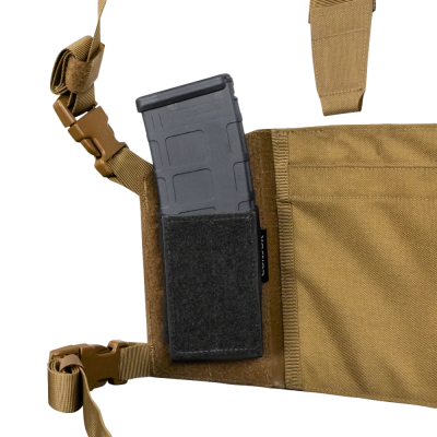 Bolsa tática castanha com bolso e carregador cinzento