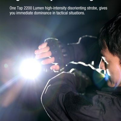 Pessoa a segurar lanterna de alta intensidade com texto explicativo