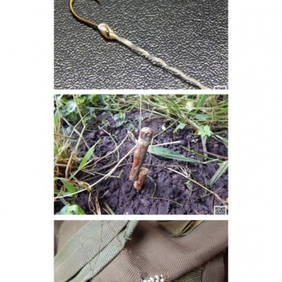 Conjunto de imagens de anzol, armadilha na terra e objetos metálicos em bolsa bege