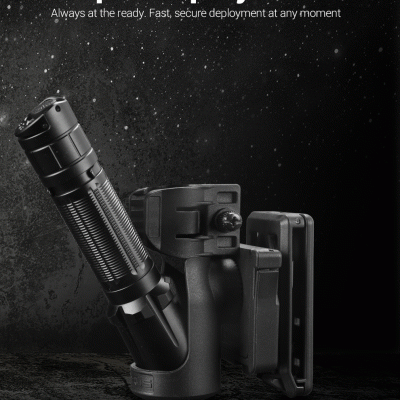 Suporte preto para lanterna com lanterna preta em fundo preto com texto branco