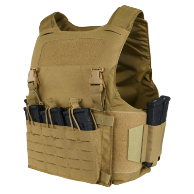 Colete táctico castanho com bolsos e carregadores visíveis
