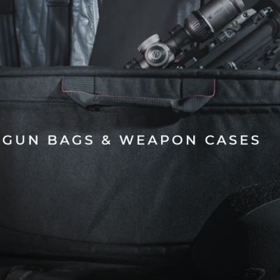 Bolsa preta para armas com rifles e capacete ao fundo.