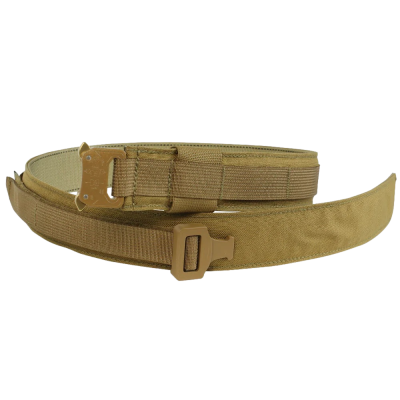 Cinto táctico bege com fivelas metálicas e de plástico em fundo branco