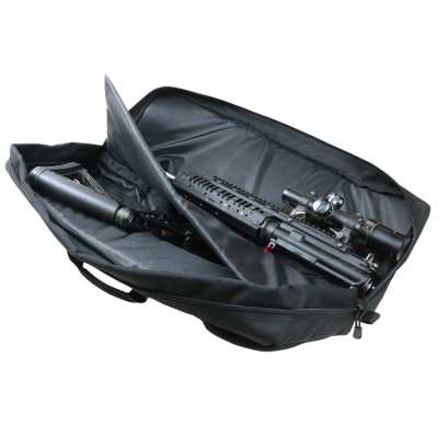 Estojo preto aberto com espingarda tática e luneta