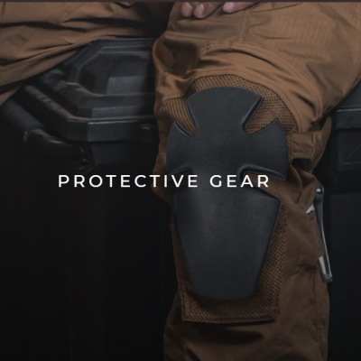 Pessoa com calças castanhas e joelheiras pretas sentada numa caixa preta com o logótipo CONDOR