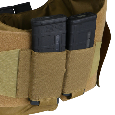 Colete táctico castanho com carregadores pretos em bolsos frontais