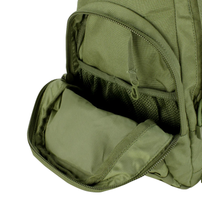 Mochila verde com zíper aberto mostrando bolso interior de rede