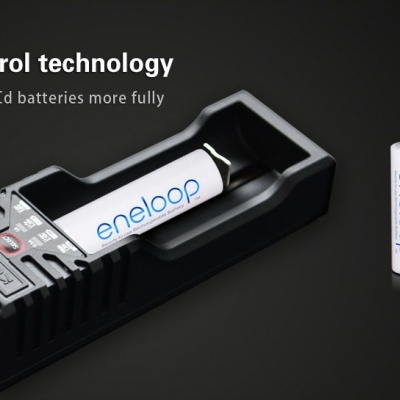 Carregador de pilhas K1 com pilhas eneloop preta e branco