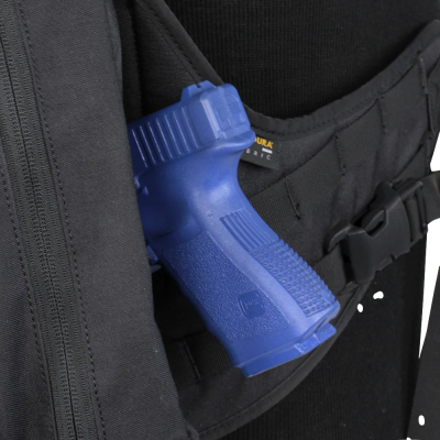 Empunhadura azul de arma de treino numa cinta preta com fecho e etiqueta.