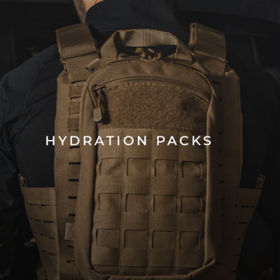 Mochila tática castanha com sistema MOLLE usada por pessoa com roupa preta