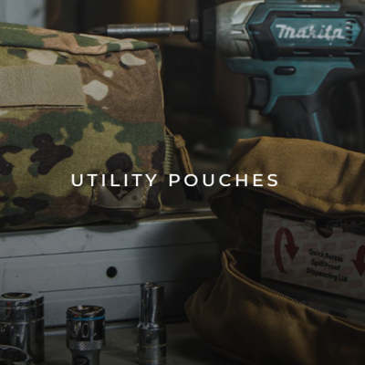 Bolsas utilitárias camufladas e castanhas em superfície metálica com ferramenta Makita ao fundo