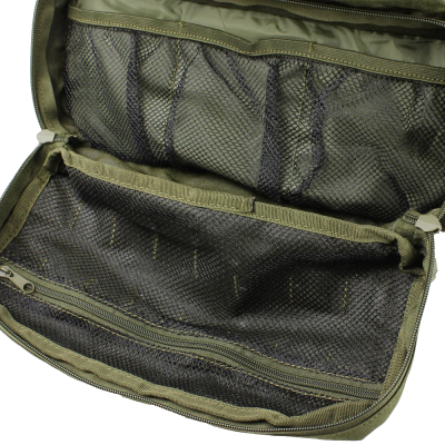 Bolsa retangular verde com interior em malha preta e divisórias em rede