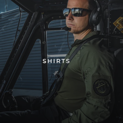 Homem com camisa verde militar na cabine de helicóptero