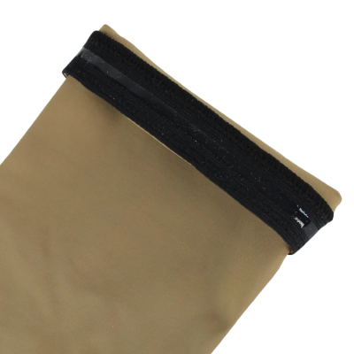 Saco bege com fecho preto de velcro na borda superior