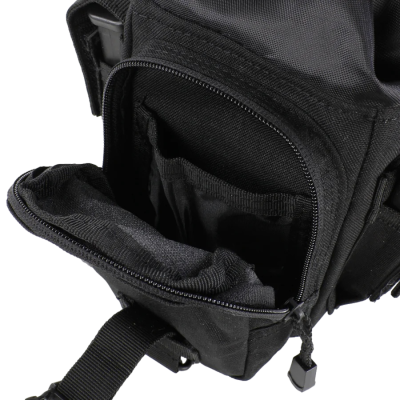 Mochila preta com bolsos abertos e alça ajustável