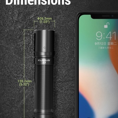 Lanterna preta KLARUS ao lado de smartphone com ecrã ligado