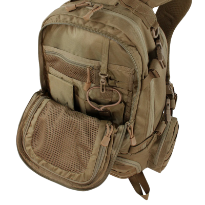 Mochila bege com bolsos e fechos, textura robusta, sobre fundo preto