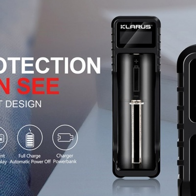 Carregador de bateria Klarus K1X com ecrã LCD azul e preto a mostrar 4.06V e 1000mA