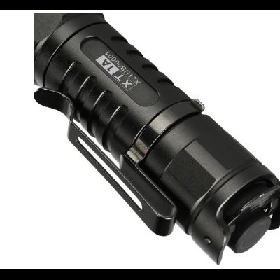 Lanterna tática preta com clip e texto XT11 INNOGYSHOP