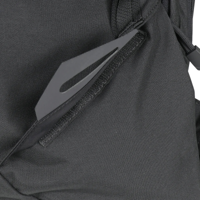 Detalhe de mochila preta com fecho de velcro e aba em forma de seta