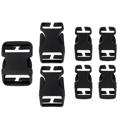 sete fivelas pretas de plástico de diferentes tamanhos sobre fundo branco