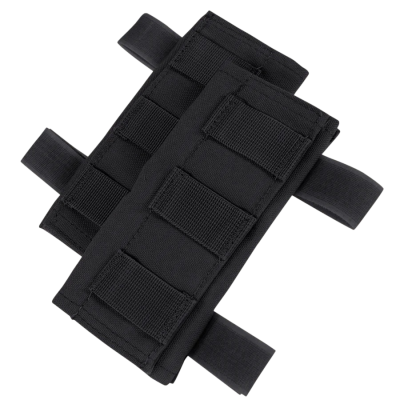 Proteções táticas pretas com tiras elásticas e velcro