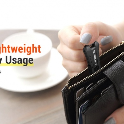 Lanterna Mi2 40LM preta pequena junto a carteira preta e chávena