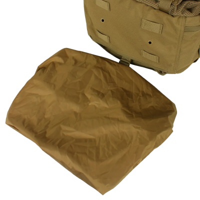 Capa de proteção castanha clara sobre superfície preta e bolsa têxtil castanho claro