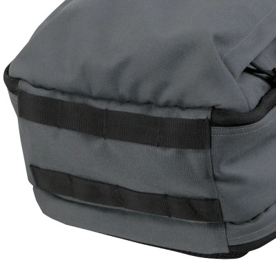 Mala ou mochila cinzenta com detalhes pretos e alças ajustáveis